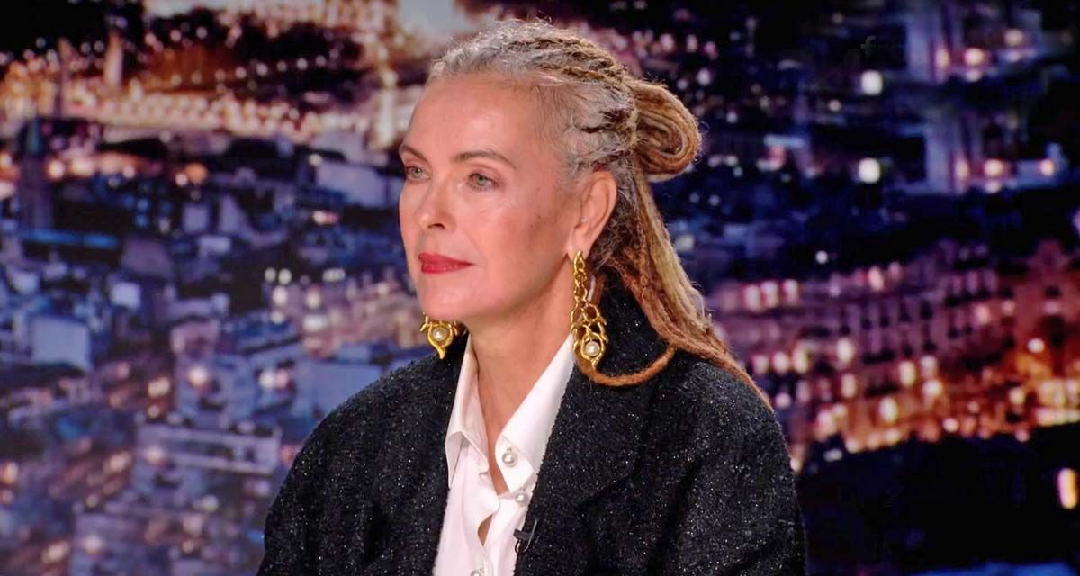 Du mal à comprendre ses phrases : Carole Bouquet victime d’un malaise en plein spectacle à Paris
