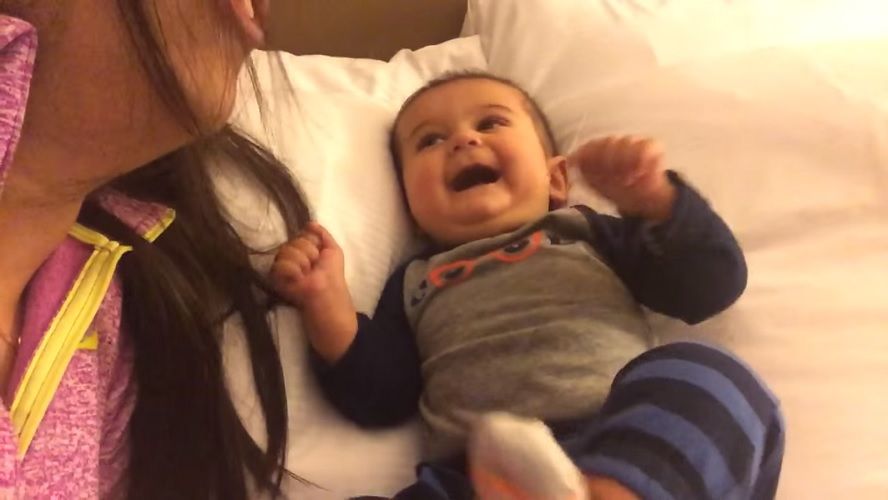 Le bébé éclate de rire à chaque fois que sa maman fait semblant de tousser | So Busy Girls