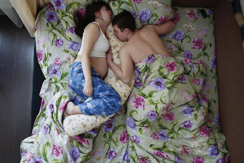 Des couples de futurs parents pris en photo pendant qu'ils dorment : le résultat est trop mignon ! | So Busy Girls