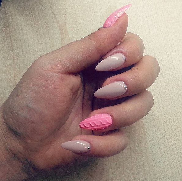 Des vernis laqués, perlés... et un accent nail rose vif au motif cocooning ! | So Busy Girls
