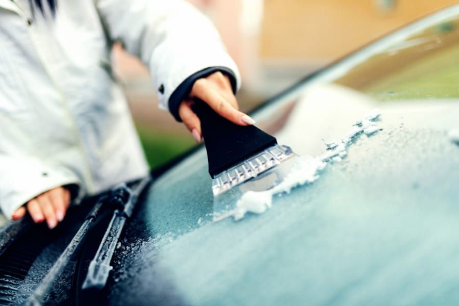 Dégivrer son pare-brise par grand froid : vpici les erreurs à éviter et les techniques vraiment efficaces pour aller plus vite | So Busy Girls