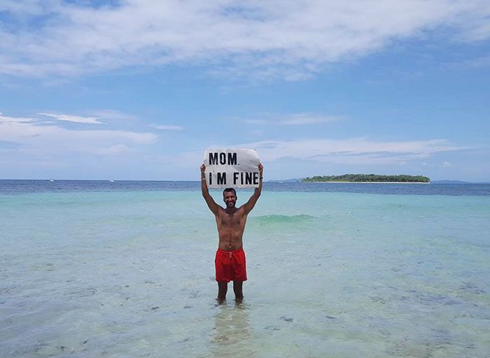 Cet homme quitte tout pour faire un tour du monde mais regardez les photos qu'il envoie à sa mère pour la rassurer ! | So Busy Girls