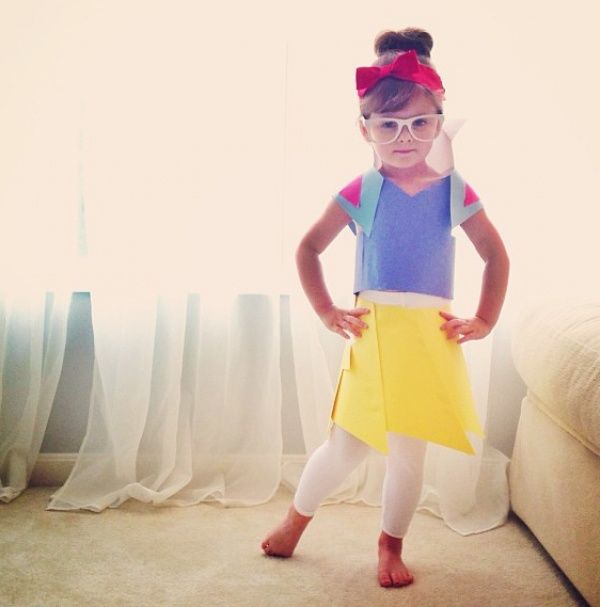 Cette maman créative recrée les robes de star pour sa petite fille avec les moyens du bord, et le résultat est juste WAOUH ! | So Busy Girls