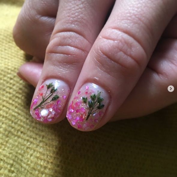 La dernière tendance nail art avec des fleurs séchées est parfaite pour toutes celles qui veulent prolonger l'été | So Busy Girls