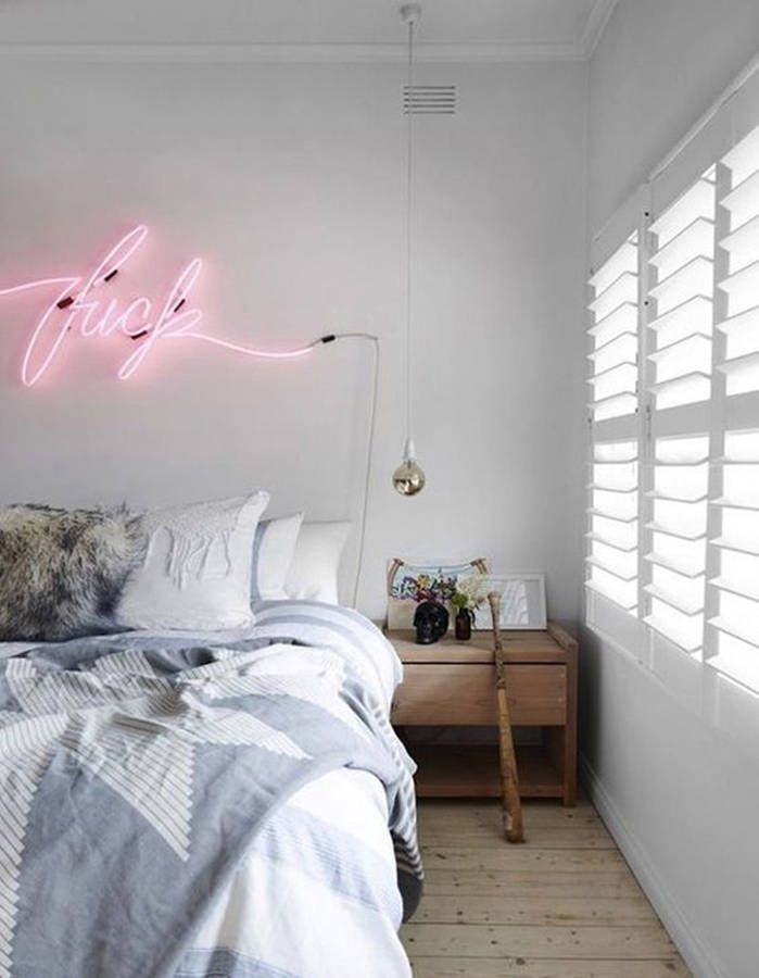 Un néon au-dessus du lit pour une déco rétro | So Busy Girls