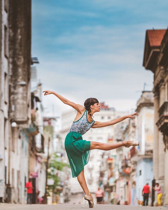 Des danseurs de ballet dansent dans les rues de Cuba | So Busy Girls