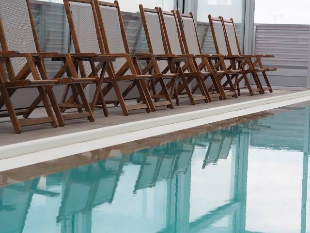 chaises-longues-piscine