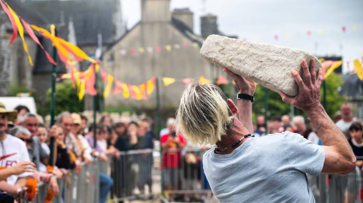 Lancer de menhir : ambiance Ob&eacute;lix et exploits bretons&nbsp;&agrave; Guerlesquin