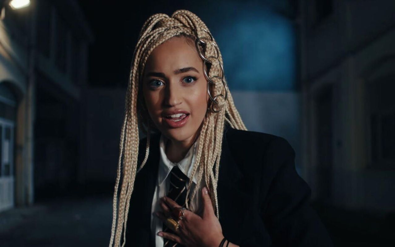 Eurovision : &agrave; 17 ans, Monroe d&eacute;j&agrave; violemment critiqu&eacute;e&hellip; cette phrase choc d&rsquo;un chroniqueur qui fait bondir les internautes