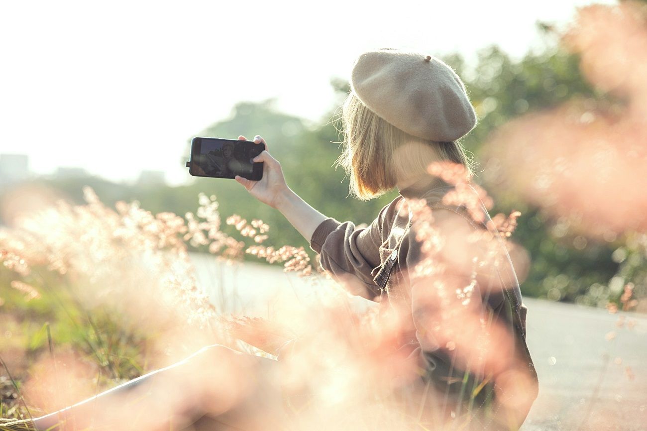 Prendre des selfies : ce que cela r&eacute;v&egrave;le sur la personnalit&eacute;