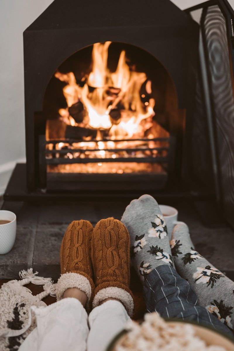 chaussettes-chaudes-cheminee-feu