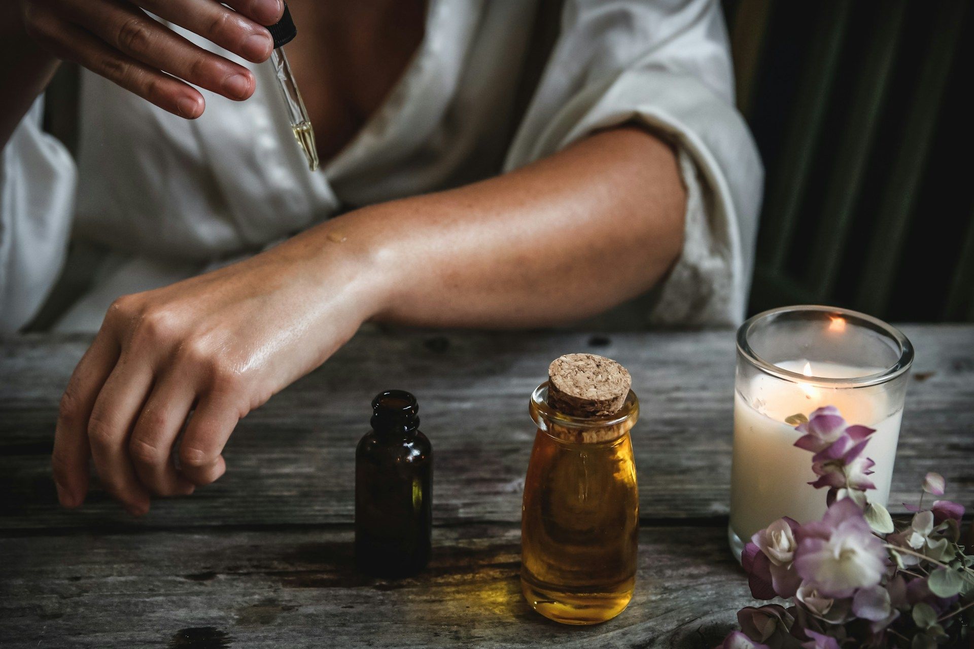 Astuce naturelle pour ralentir la pousse des poils : l'huile de souchet.