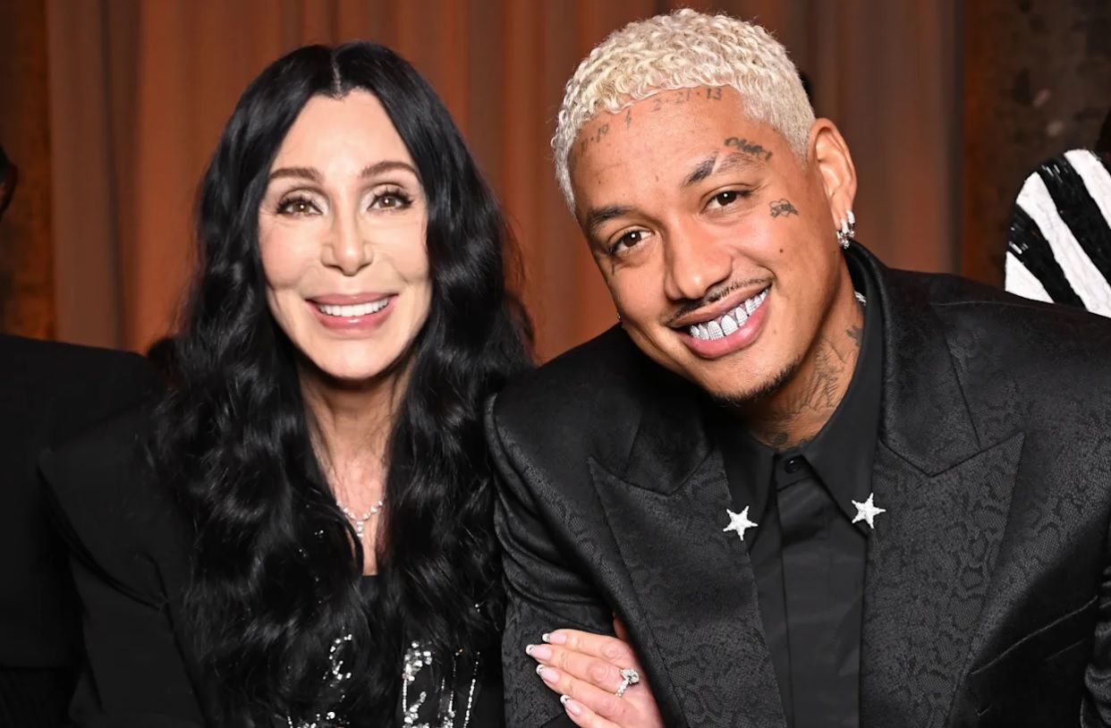 Cher amoureuse d&rsquo;Alexander Edwards avec 40 ans d'&eacute;cart : sa r&eacute;ponse parfaite aux critiques sur leur diff&eacute;rence d&rsquo;&acirc;ge