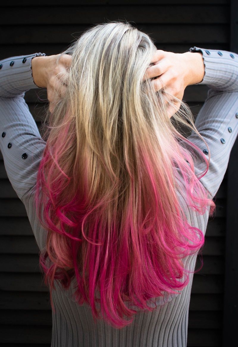 cheveux-blonds-rose-femme