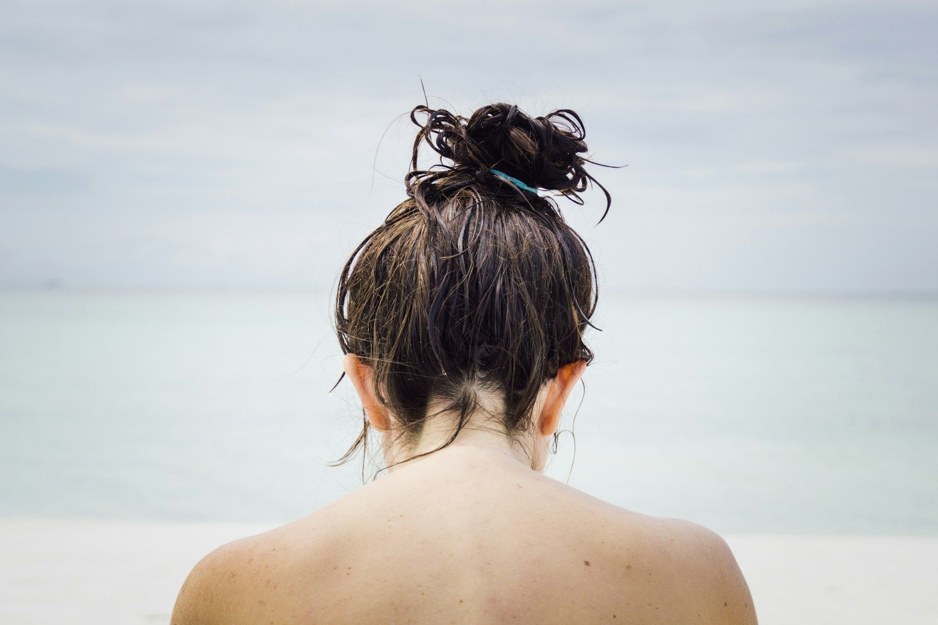 Attacher ses cheveux sous la douche : pourquoi éviter.