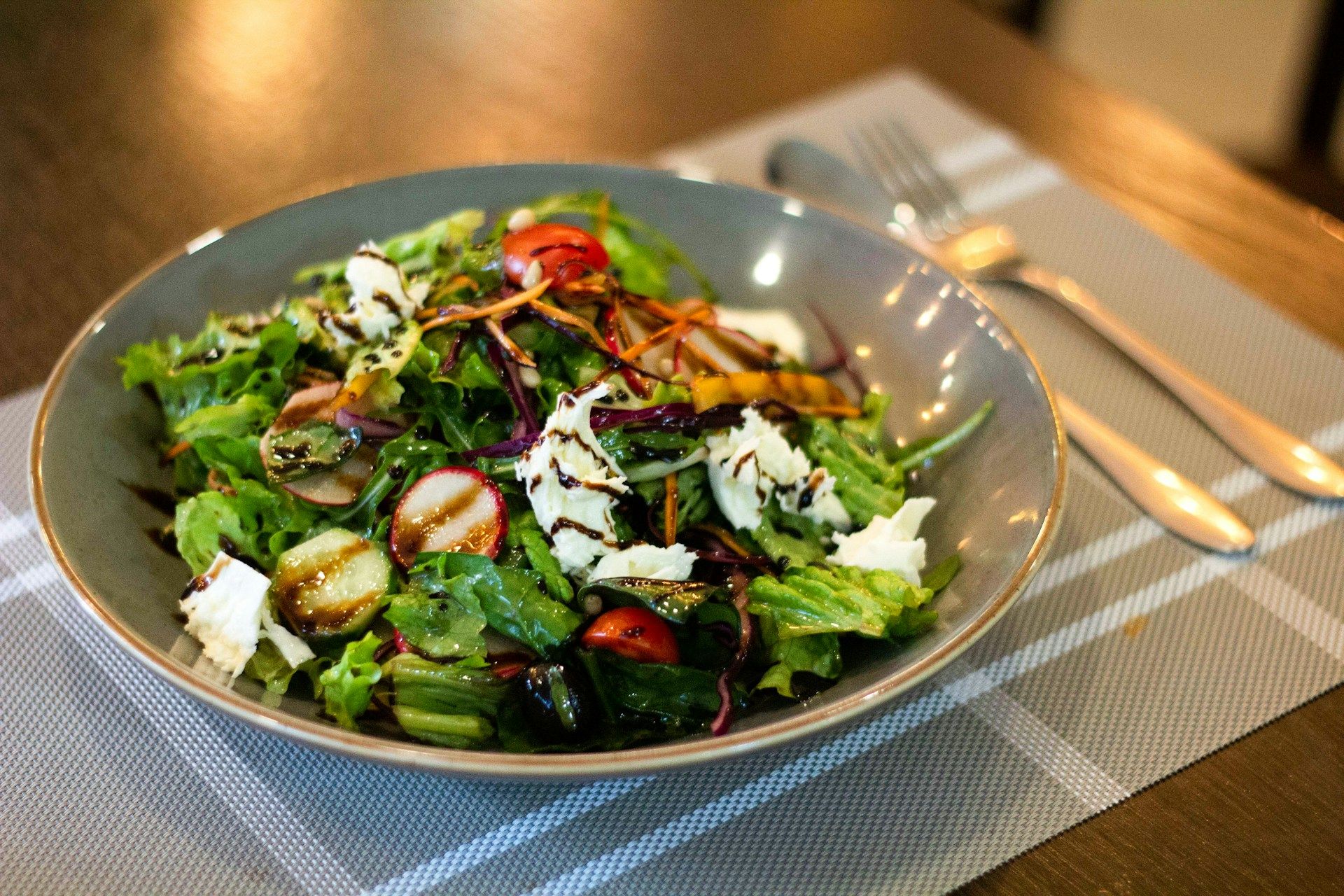 Comment pr&eacute;parer une salade &eacute;quilibr&eacute;e : les astuces &agrave; conna&icirc;tre