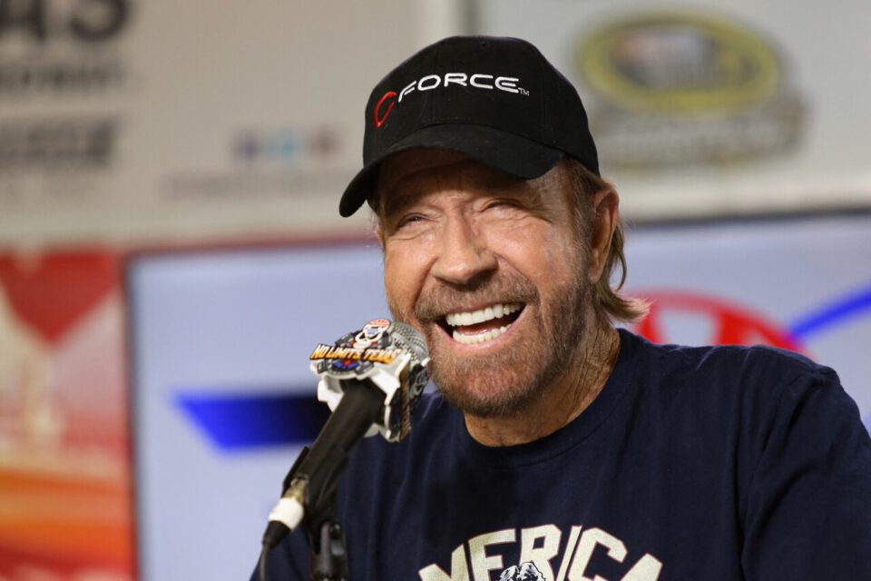 Il ne porte pas de montre : cette anecdote sur Chuck Norris fascine encore des années après