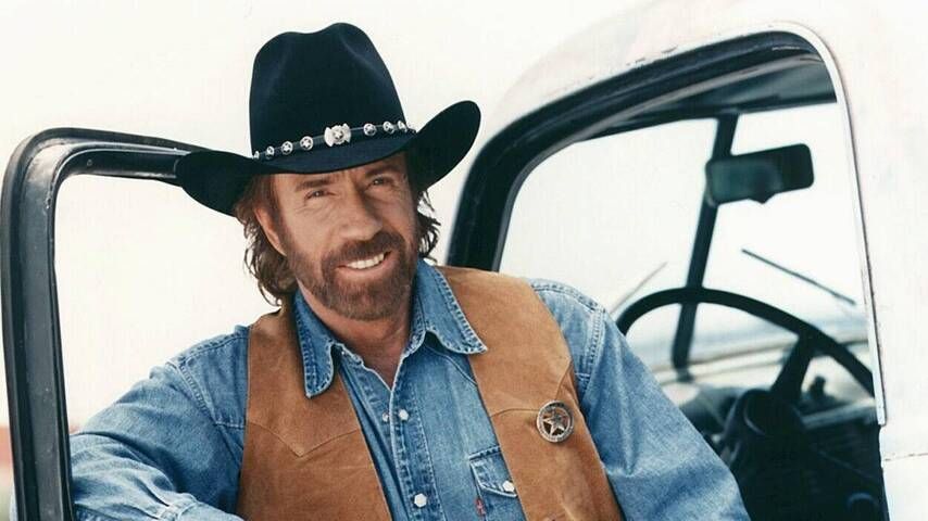 Il a déjà frôlé la mort, elle ne s’en est jamais remise : cette anecdote sur Chuck Norris prend un sens troublant aujourd’hui