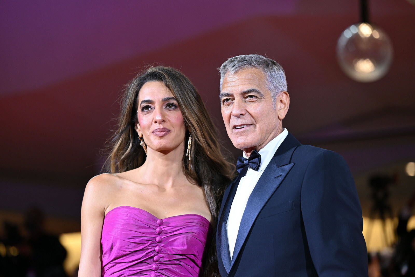 Amal s’adapte, George rame : le décalage inattendu au cœur du couple Clooney