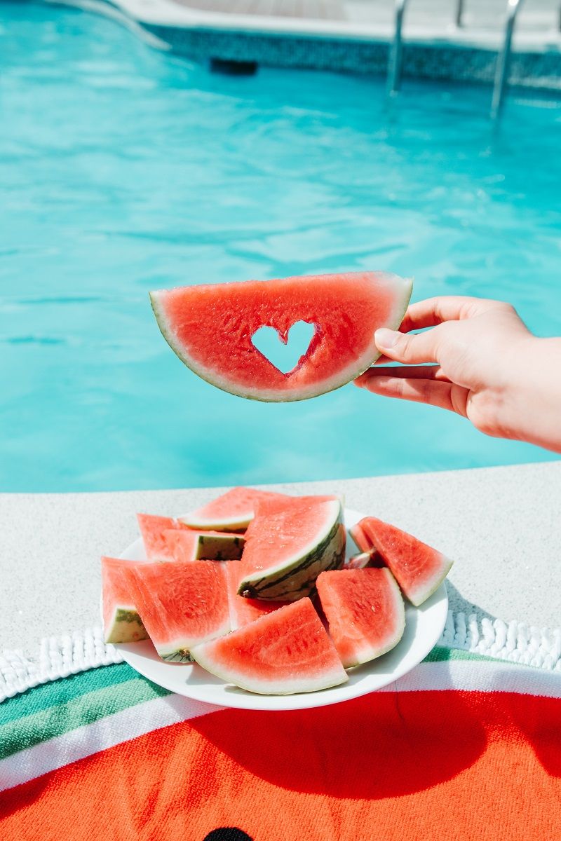 coeur-dans-une-pasteque-devant-une-piscine
