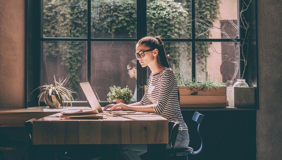 conseils-lettre-motivation-femme-bureau