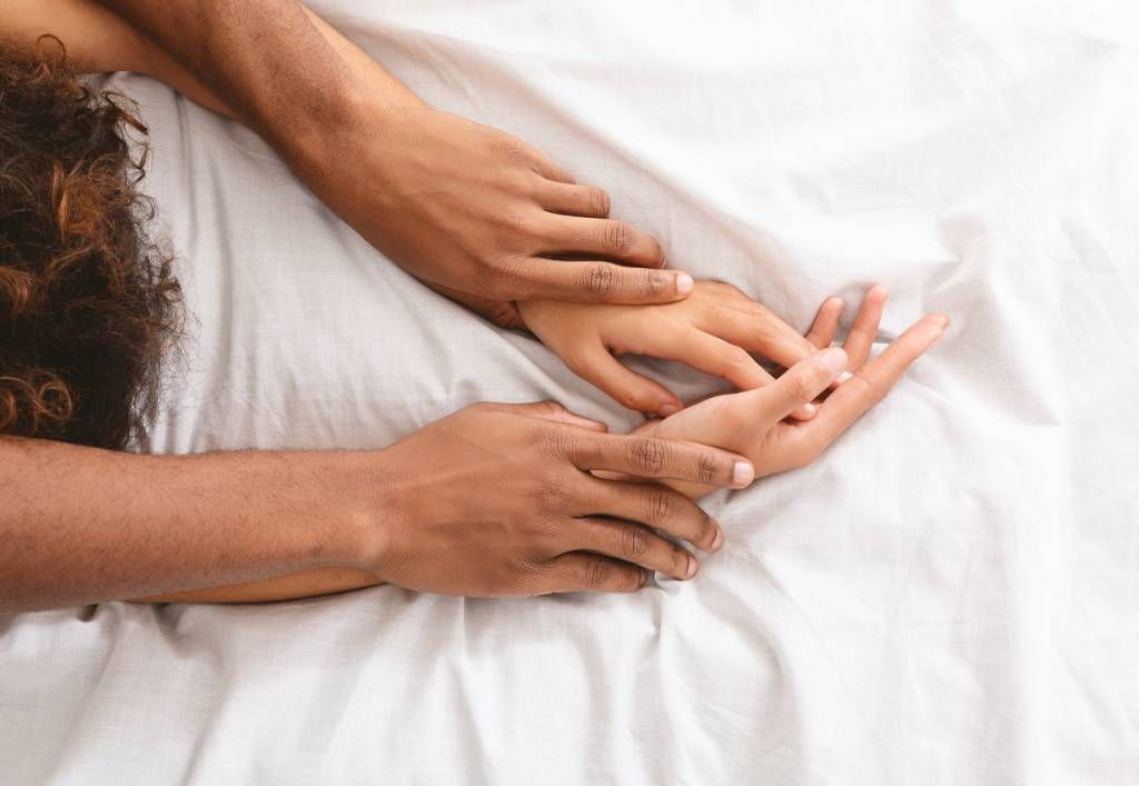 couple-allonge-sur-le-lit