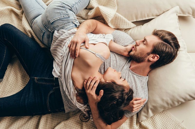 couple-amoureux-au-lit