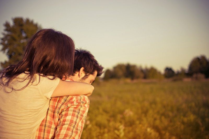 couple-amoureux-calin