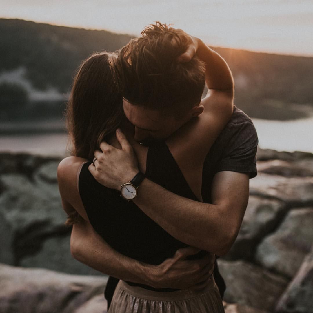 couple-amoureux-calin