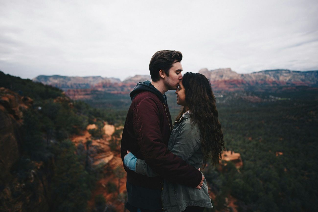 couple-amoureux-qui-s-embrasse-baiser
