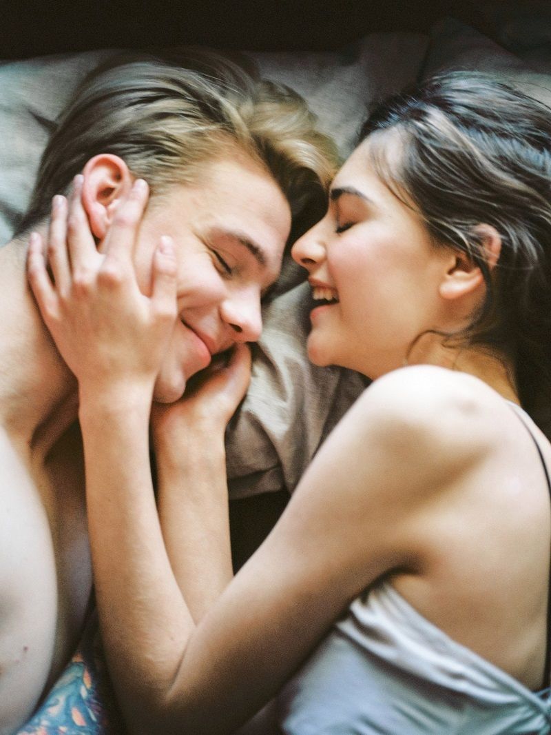 couple-au-lit-sourires