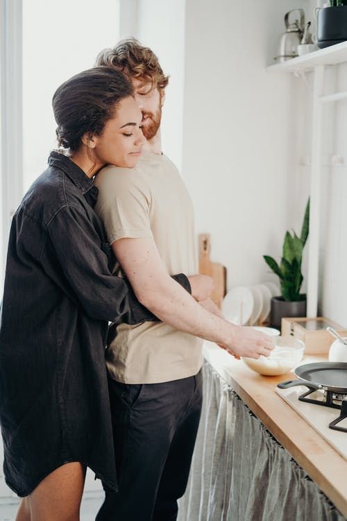 couple-calin-cuisine