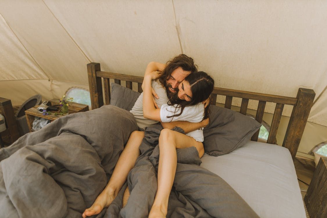 couple-calin-lit