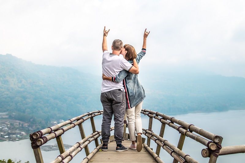 couple-calin-pont