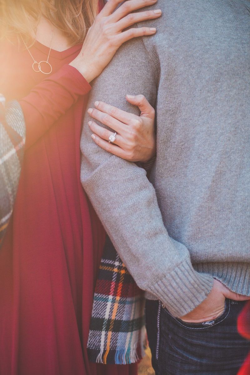 couple-femme-qui-tient-son-mari-par-la-main