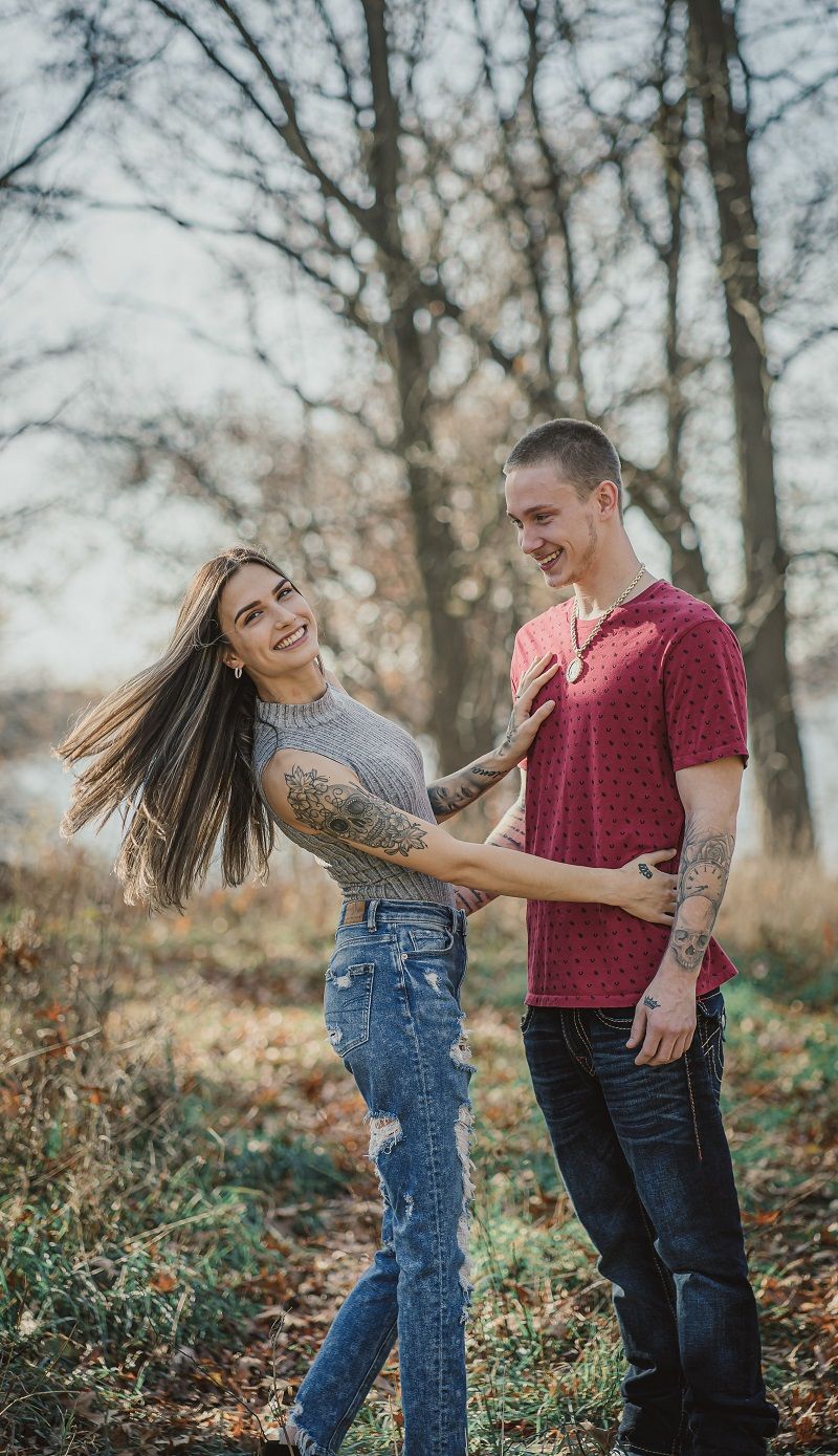 couple-foret-tatouages-tete-de-mort