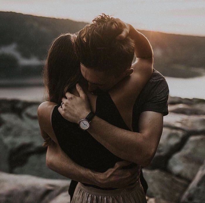 couple-hug
