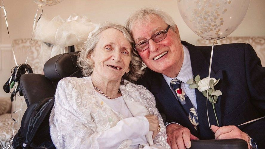 couple-personnes-agees-amoureux