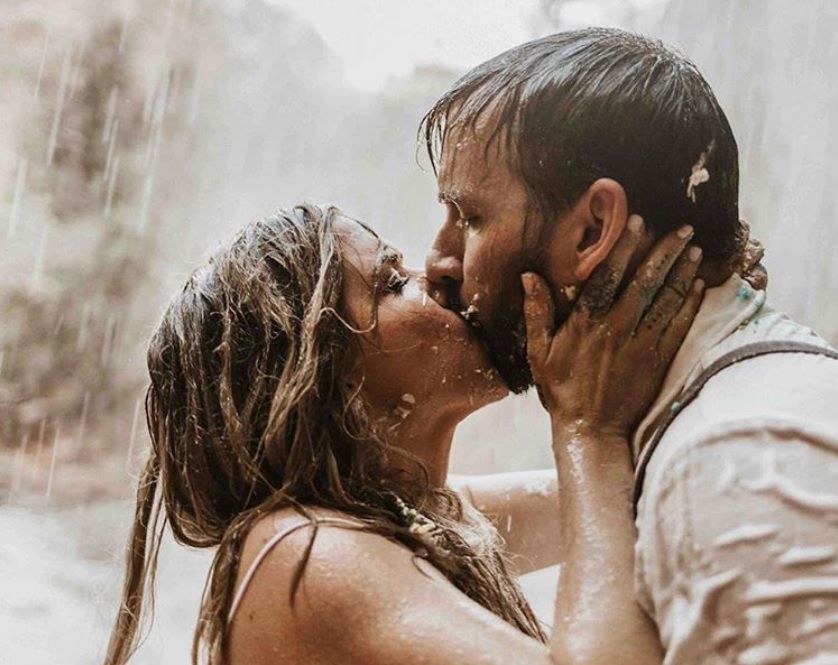 couple-pluie-baiser