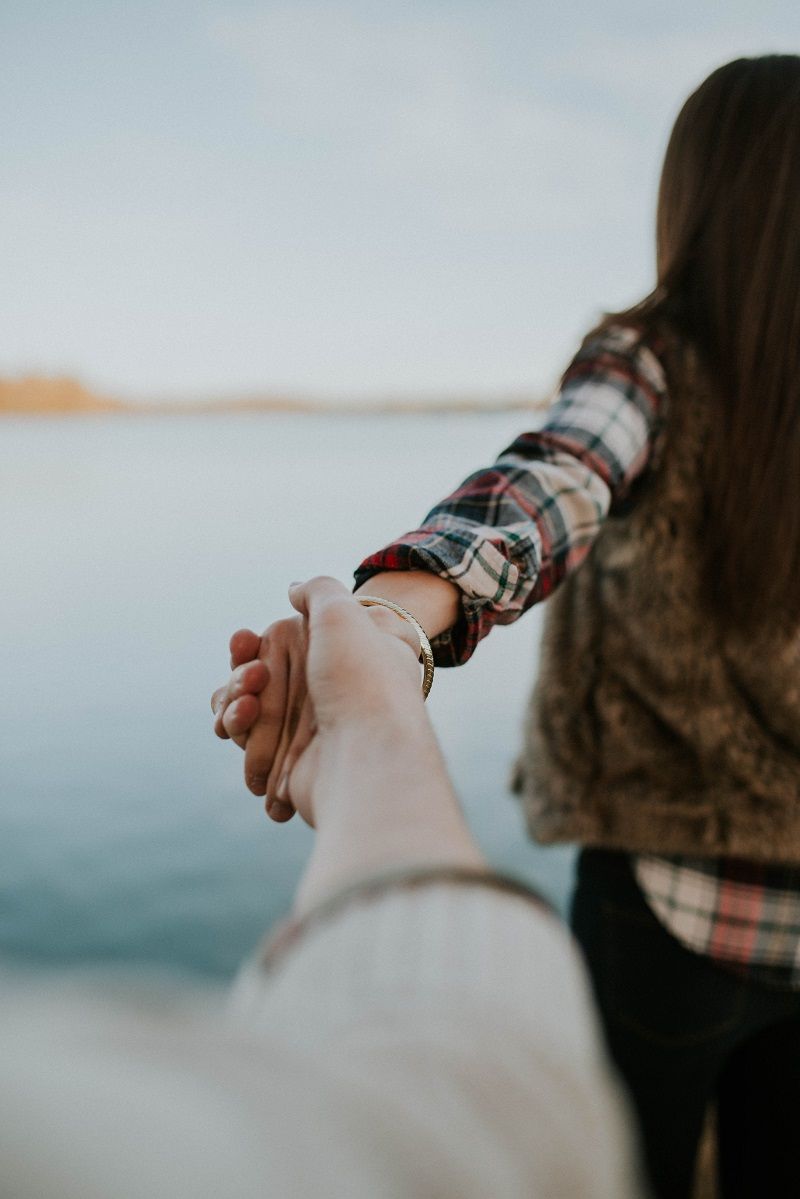 couple-qui-se-tient-la-main