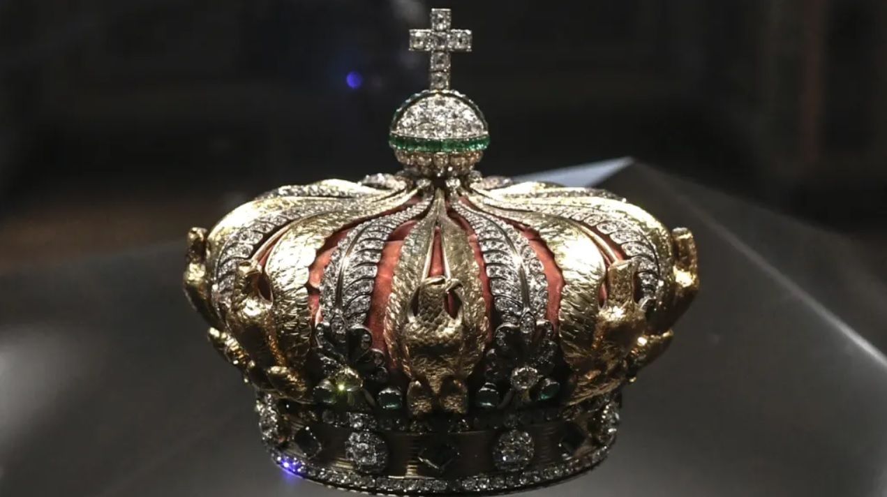 1 354 diamants et 56 émeraudes : tout ce qu'on sait sur la couronne de l’impératrice Eugénie, retrouvée endommagée après le vol au musée du Louvre