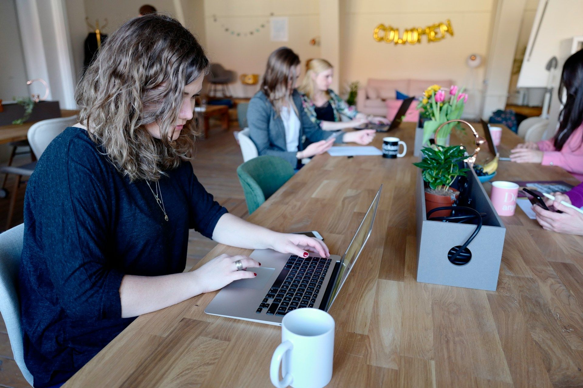 Pourquoi les femmes travaillent gratuitement dès ce 10 novembre 2025 selon une économiste