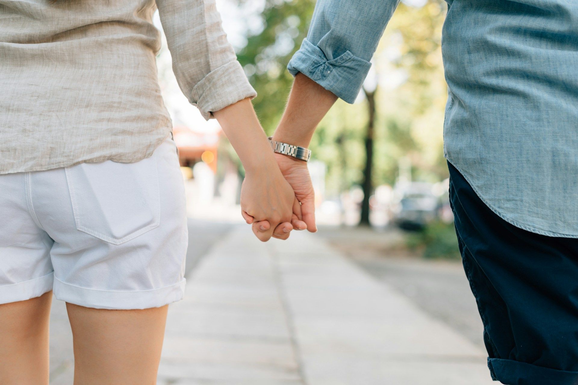 Tenir la main de son amoureux apaise la douleur et rend heureux.