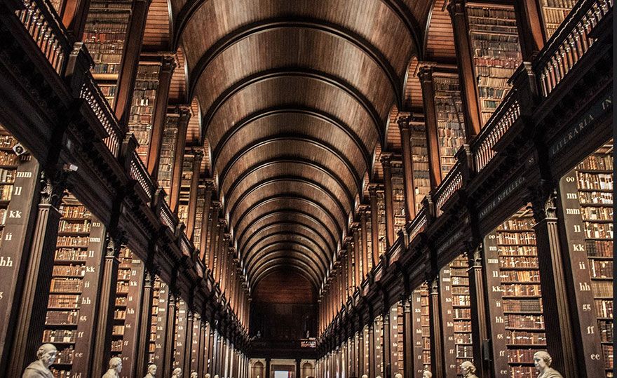 Cette bibliothèque irlandaise propose plus de 200 000 livres ! | So Busy Girls