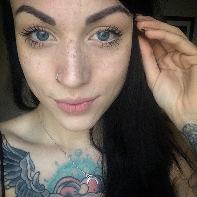 La dernière tendance tatouage : se faire tatouer des taches de rousseur sur le visage ! | So Busy Girls