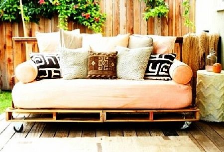 Un canapé extérieur en palettes en bois | So Busy Girls
