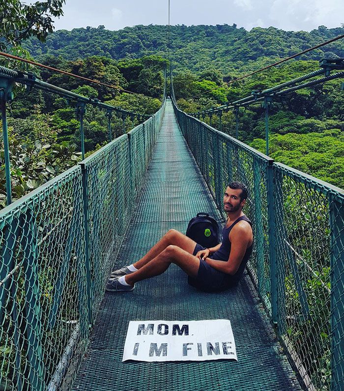 Cet homme quitte tout pour faire un tour du monde mais regardez les photos qu'il envoie à sa mère pour la rassurer ! | So Busy Girls