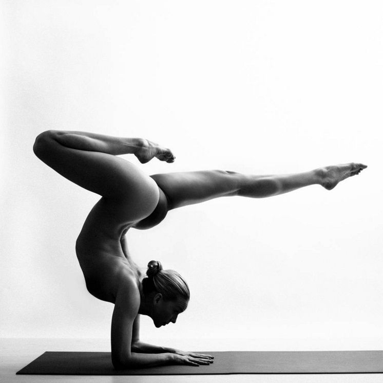 Cette jeune femme poste sur Instagram des postures de yoga qu'elle réalise nue | So Busy Girls