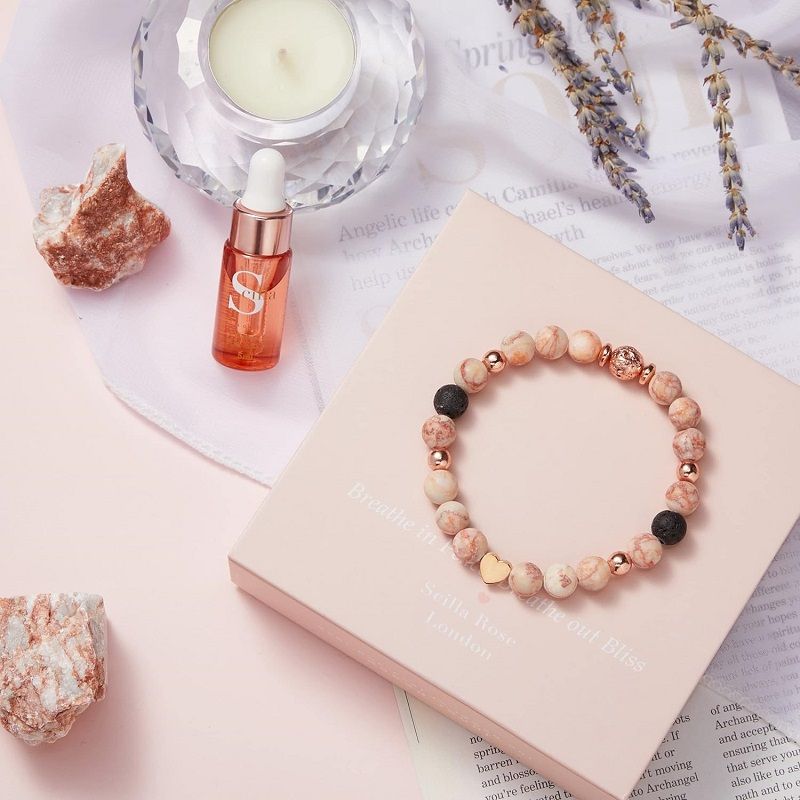 Ce joli bracelet diffuseur d'huile essentielle en pierre de lave et cristal permet de profiter des bienfaits de la lithothérapie | So Busy Girls