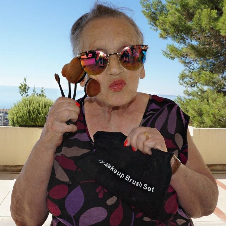 Cette mamie de 80 ans demande à sa petite-fille de la maquiller et fait le buzz | So Busy Girls